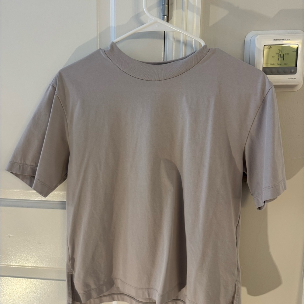 Uniqlo Light Gray Crew Neck Tee